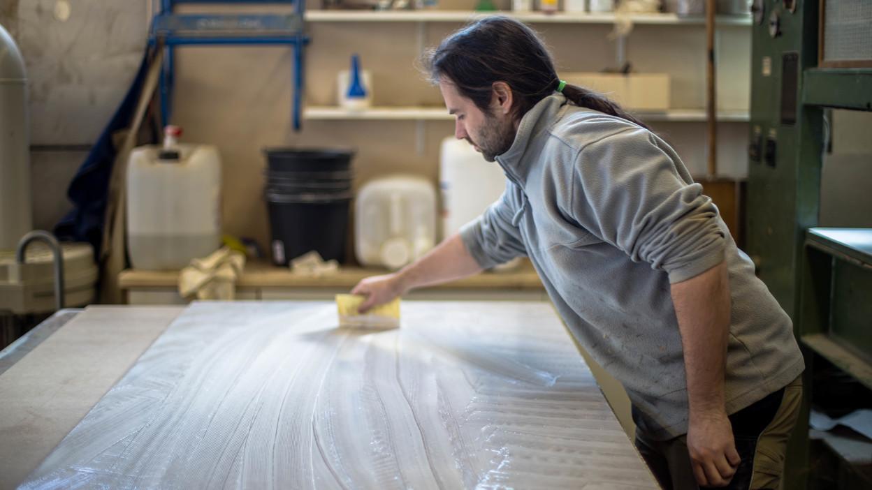 Team Schreinerei Pogner MItarbeiter Schreinerei Pogner bei der Materialbehandlung